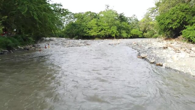 Hermoso r&iacute;o empedrado a lo largo del valle. Puente para cruzar