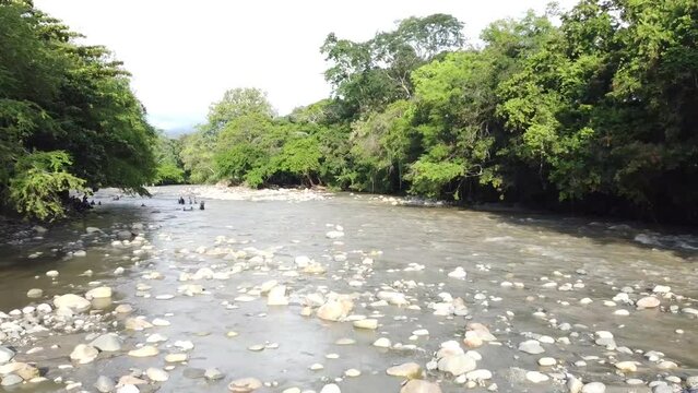 Hermoso r&iacute;o empedrado a lo largo del valle. Puente para cruzar