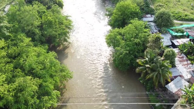 Hermoso r&iacute;o empedrado a lo largo del valle. Puente para cruzar