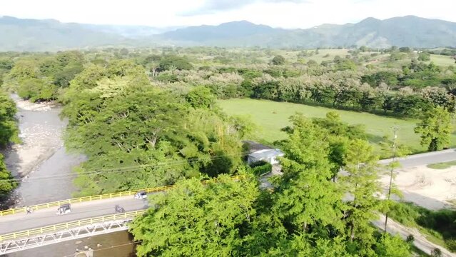 Hermoso r&iacute;o empedrado a lo largo del valle. Puente para cruzar