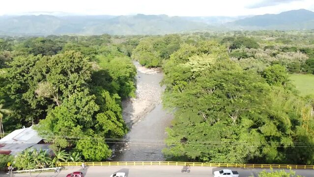 Hermoso r&iacute;o empedrado a lo largo del valle. Puente para cruzar