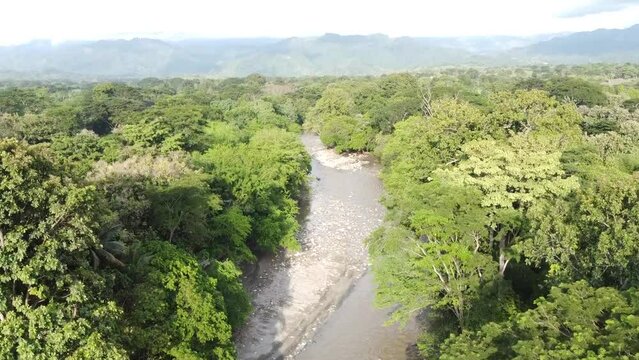 Hermoso r&iacute;o empedrado a lo largo del valle. Puente para cruzar