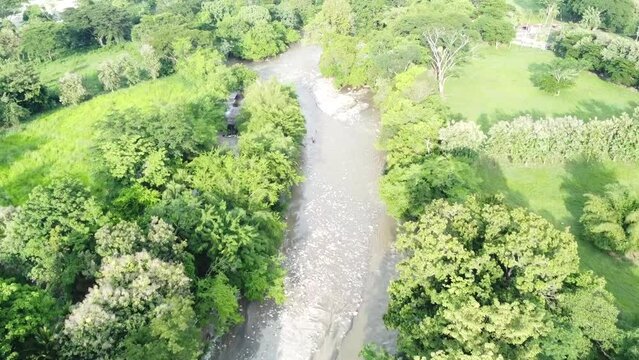 Hermoso r&iacute;o empedrado a lo largo del valle. Puente para cruzar