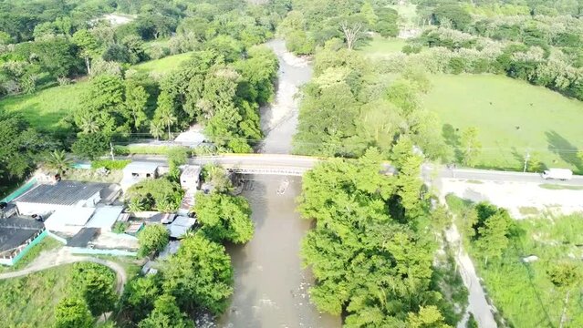 Hermoso r&iacute;o empedrado a lo largo del valle. Puente para cruzar