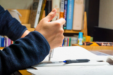 自宅で試験勉強をする学生  クローズアップ
