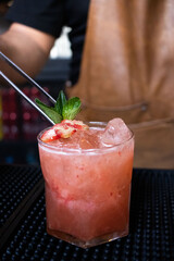 Bebida de fresa y hierbabuena 