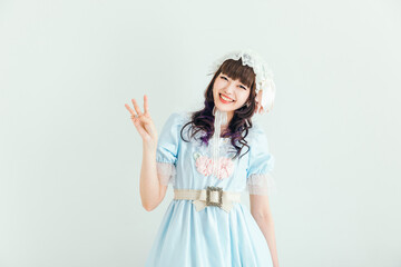 ハンドサインするロリータファッションの女性　Cosplay　