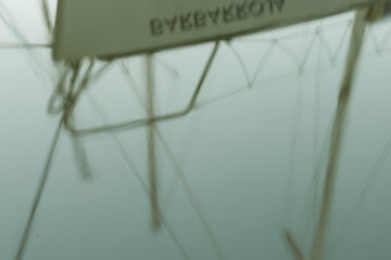 Fototapeta na wymiar Reflejos de líneas distorsionadas en el agua. Líneas de embarcaciones reflejadas en el agua. Sensanciones.