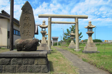 琴平神社の石標と鳥居／日本新潟県上越市 - obrazy, fototapety, plakaty