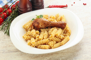 Roasted chicken leg with macaroni