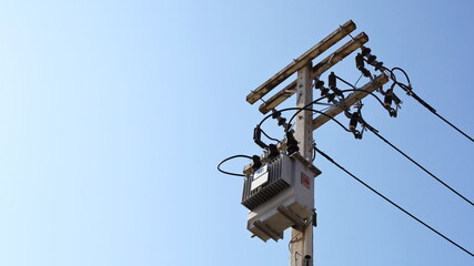 Obraz premium Cellular Base Station Tower. A base station equipped with 4G and 5G cellular wireless communication technology with a mobile phone with a clear sky background with copy space. Selective focus