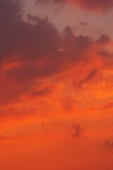 夕焼けに空一面が金赤に染まる