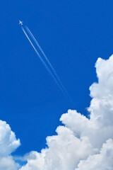夏の青空と飛行機雲