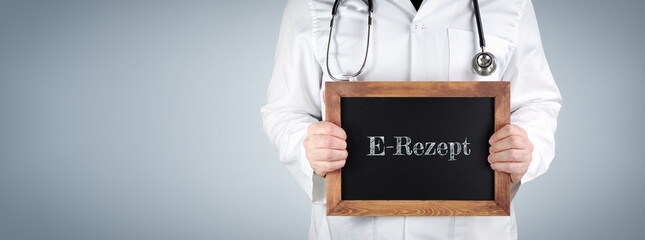 E-Rezept. Arzt zeigt Begriff auf einem Holz Schild.