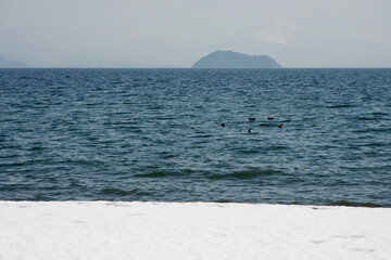 Obraz premium 冬の琵琶湖 竹生島遠望 滋賀県高島市今津町