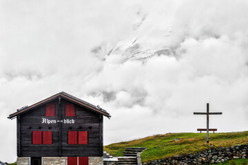 Berghütte bei schlechter Sicht auf die Schweizer Alpen im Wallis