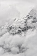 Schlechte Sicht bei wolkenverhangenem Himmel in den Schweizer Alpen