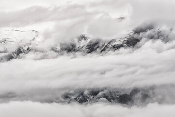 Schlechte Sicht bei wolkenverhangenem Himmel in den Schweizer Alpen