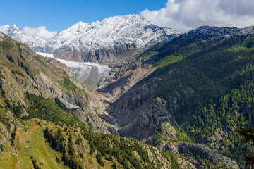 Fototapeta na wymiar Der UNESCO Panoramaweg von der Belalp zur Riederfurka mit Blick auf den Aletsch-Gletscher, Schweiz