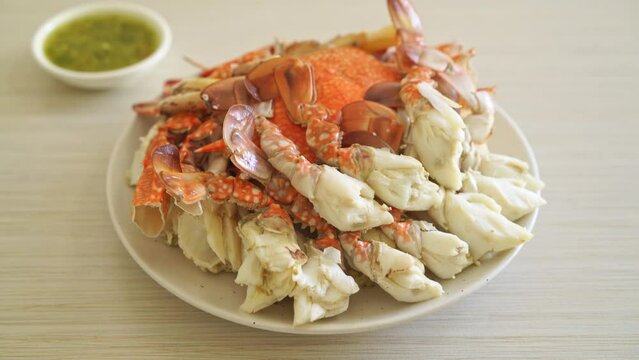 Steamed blue crab with spicy seafood sauce - seafood style