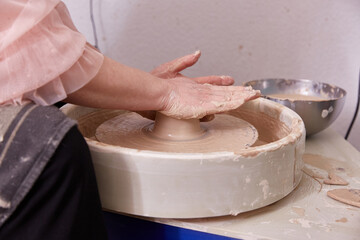 Work on the potter's wheel. bowl making.