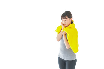 ジムでシャワーを浴びる若い女性