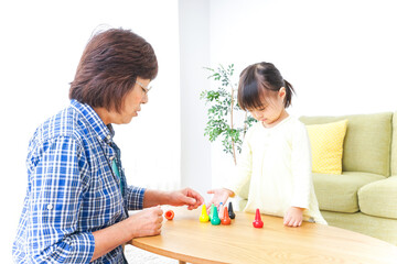 おばあちゃんとゲームをする子供