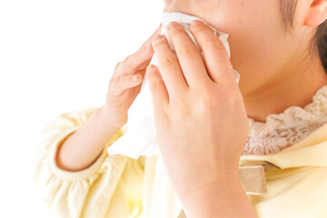 花粉症・アレルギーで苦しむ若い女性