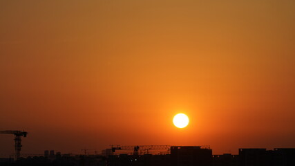 Naklejka premium The beautiful sunset view with the colorful clouds and sky in the city