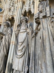 3 Heilige aus Stein an einer Kirchen Fassade 