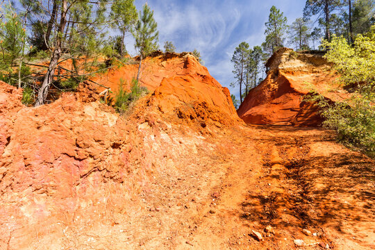 Sables ocreux ayant subi une alt&eacute;ration de type lat&eacute;ritique avec forte oxydation et formation de goethite et d'h&eacute;matite. Colorado de Rustrel, Parc naturel r&eacute;gional du Luberon