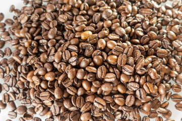 sehr viele braune geröstete Kaffeebohnen in dieser Nahaufnahme