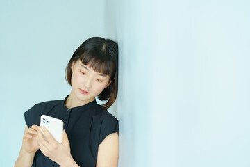 Fototapeta premium スマートフォンを手にする女性