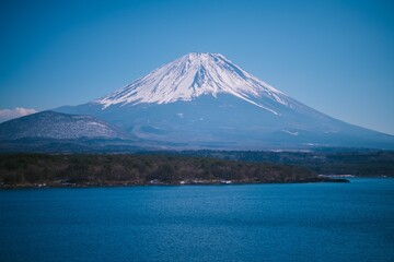 精進湖から眺める日本一の山富士山