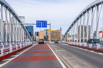 環状第2号線の築地大橋から築地や汐留のビル群（東京都中央区）