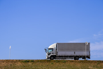 青空とトラック