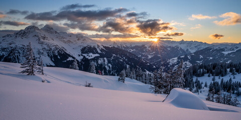 Sonnenuntergang in den verschneiten Bergen