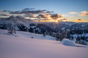 Sonnenuntergang in den verschneiten Bergen