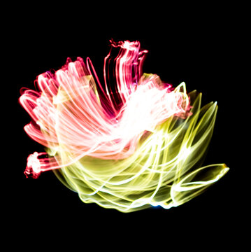 sph&egrave;re ouverte d'&eacute;nergie de vagues de lumi&egrave;re incandescente bicolore de nuances de jaune et de rose surmont&eacute; d'une tra&icirc;n&eacute;e de nuance de bleu avec profondeur de champ pour effet visuel