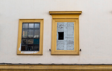 Fototapeta na wymiar old and characteristic windows in Rome. Italy