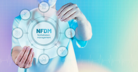 Notfalldatenmanagement (NFDM). Medizin in der Zukunft. Arzt hält virtuelles Interface mit Text und Icons im Kreis.