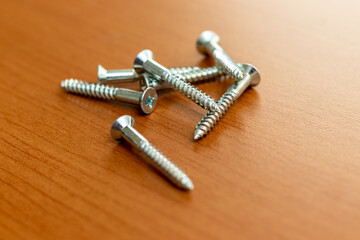 木の机の上の金属ネジ