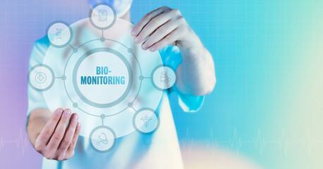 Biomonitoring (Bioüberwachung). Medizin in der Zukunft. Arzt hält virtuelles Interface mit Text und Icons im Kreis.