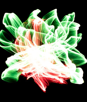 convections d'&eacute;nergie incandescente de lignes de lumi&egrave;res turbulentes de vagues de nuances de vert et de rouge sur fond noir avec profondeur de champ pour effet visuel