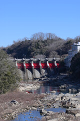 青空と赤いダム