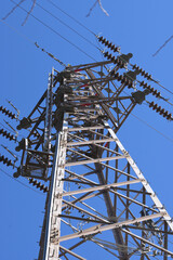 青空背景の送電塔