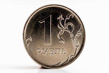 Pièce de 1 rouble sur fond blanc. Concepts de monnaie nationale russe, de transactions...