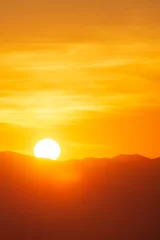 Foto auf Acrylglas Nahaufnahme zur Sonne über dem Berghügel bei Sonnenaufgang oder Morgenzeit. © Phongsak