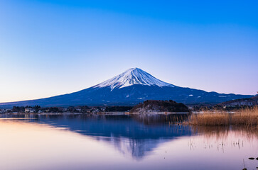 河口湖から眺める朝焼けの富士山　冬景