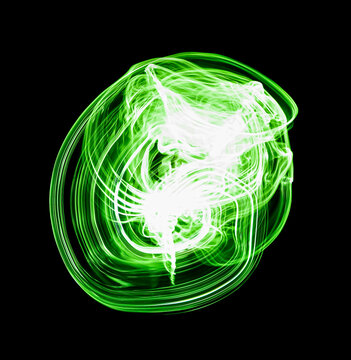 tentacules incandescentes de lumi&egrave;re de forme circulaire concentrique avec vortex d'&eacute;nergie de nuances de vert sur fond noir avec profondeur de champ pour effet visuel